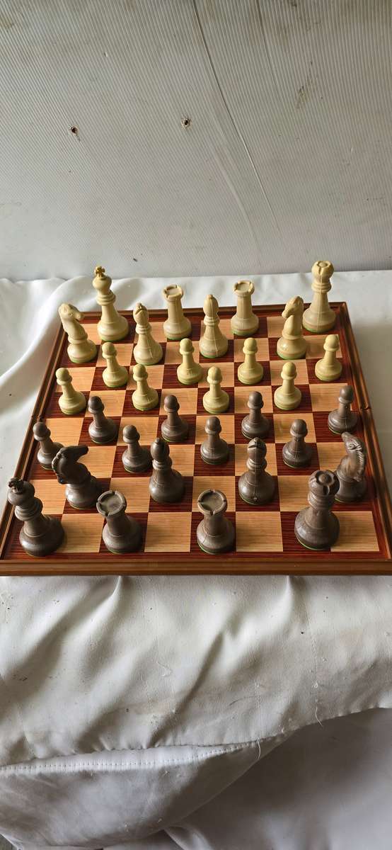 COMPLETE CHESS SET WITH FOLDABLE  CHESS AND STORAGE BOX(32 x 32cm)(