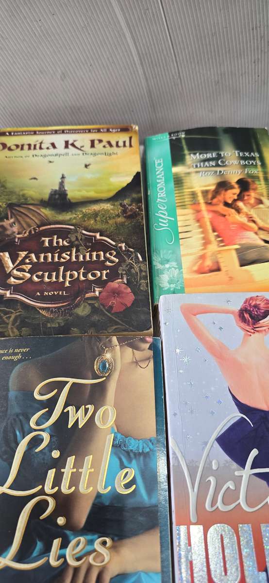 5 PIECE READING NOVELS