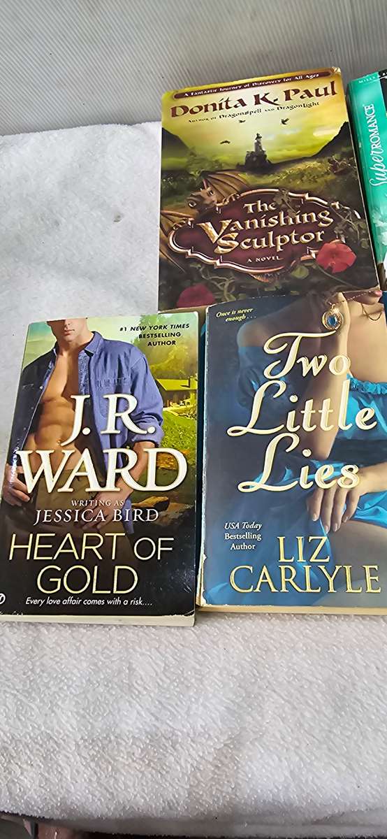 5 PIECE READING NOVELS