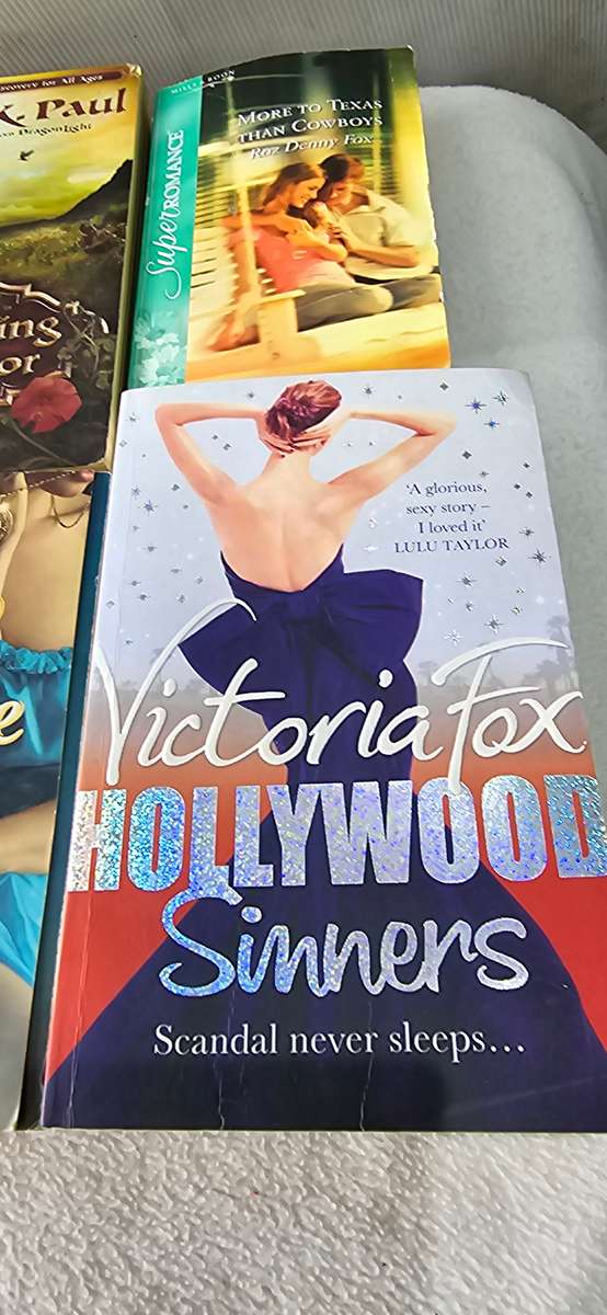 5 PIECE READING NOVELS