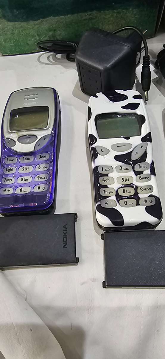 JOBLOT VINTAGE NOKIA CELLPHONE WITH ORIGINAL BOX-SEE DESCRIPTION