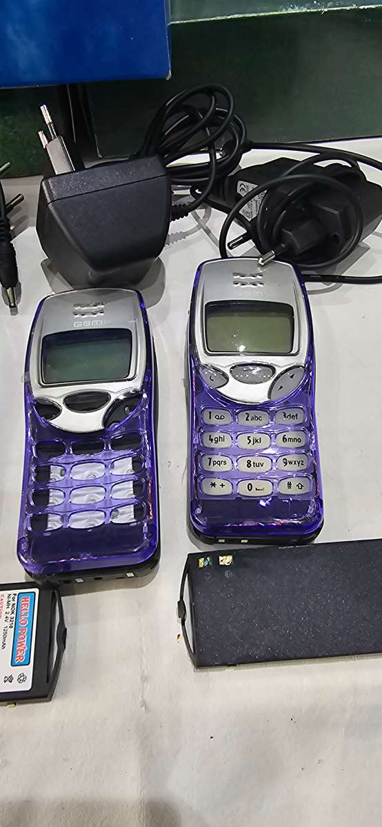 JOBLOT VINTAGE NOKIA CELLPHONE WITH ORIGINAL BOX-SEE DESCRIPTION