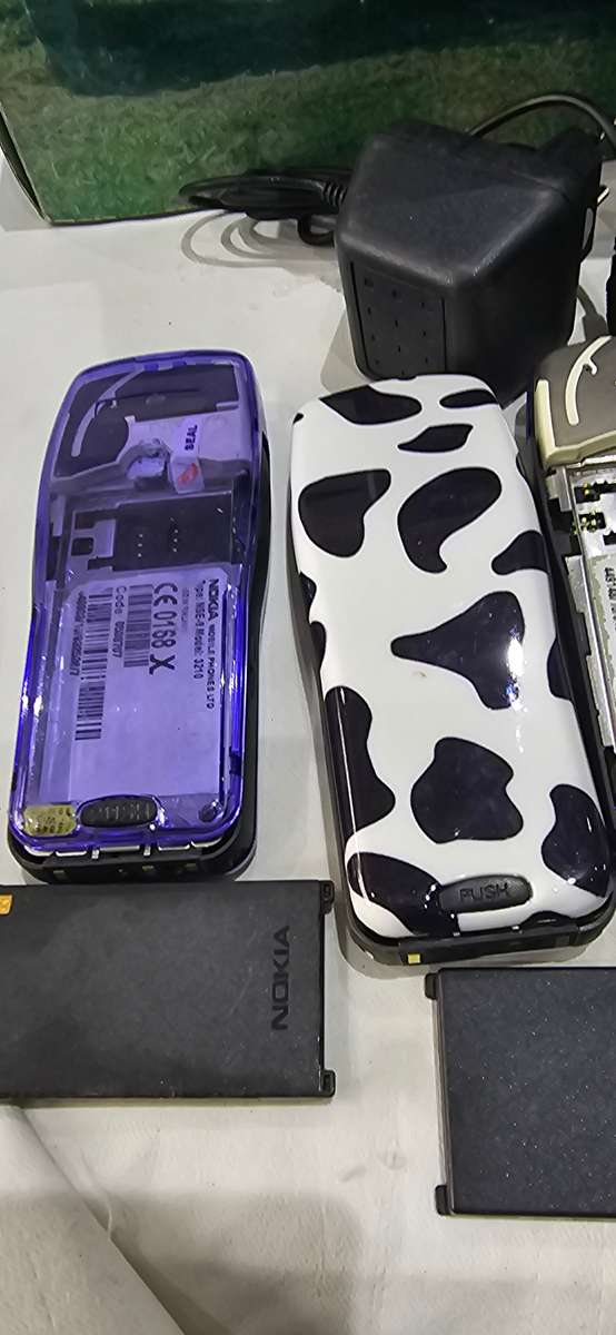 JOBLOT VINTAGE NOKIA CELLPHONE WITH ORIGINAL BOX-SEE DESCRIPTION