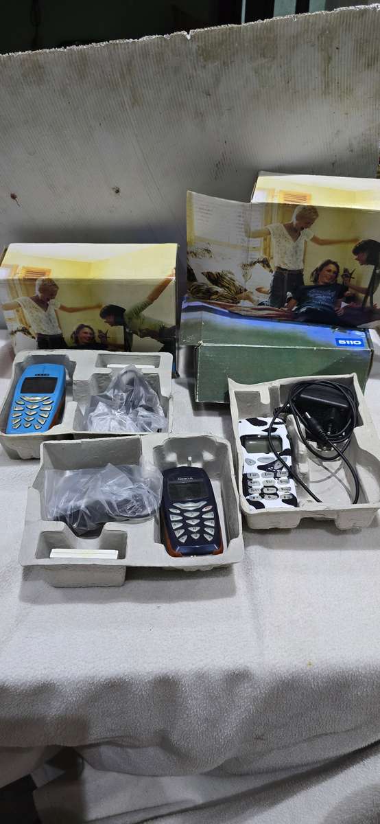3 PIECE VINTAGE NOKIA CELLPHONES