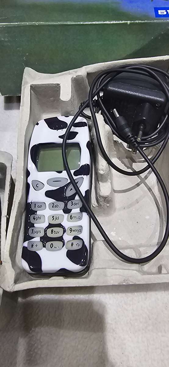 3 PIECE VINTAGE NOKIA CELLPHONES