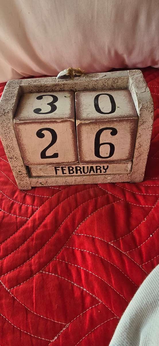 VINTAGE WOODEN MANUAL DESKTOP CALENDAR