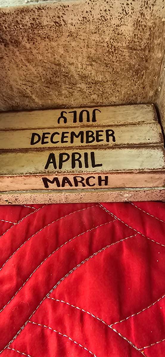 VINTAGE WOODEN MANUAL DESKTOP CALENDAR