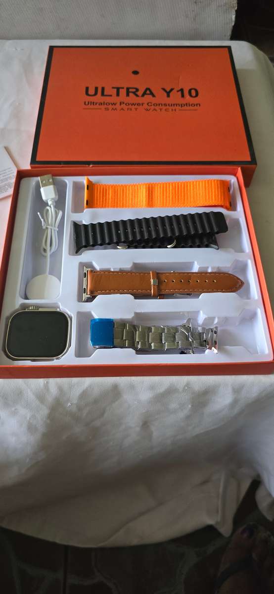 SMART WATCH WITH 4 CHANGEABLE STRAPS