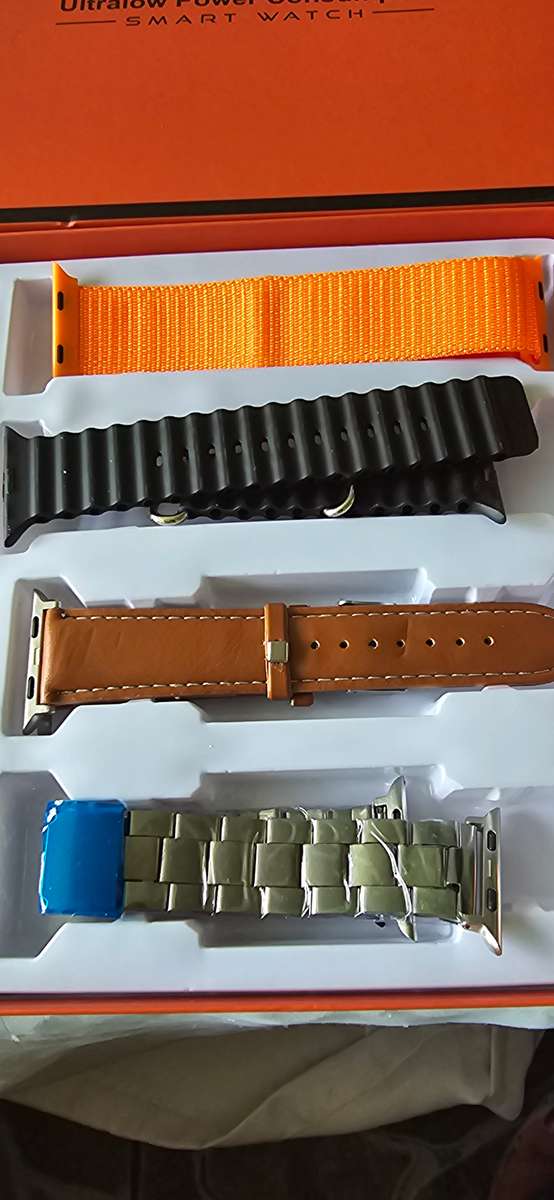 SMART WATCH WITH 4 CHANGEABLE STRAPS