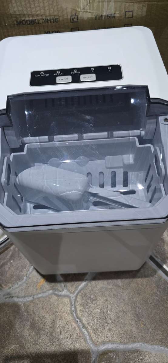 HOUSEHOLD BULLET ICE MAKER