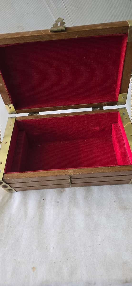 VINTAGE WOODEN JEWELRY BOX (18 x 10 x 8cm)
