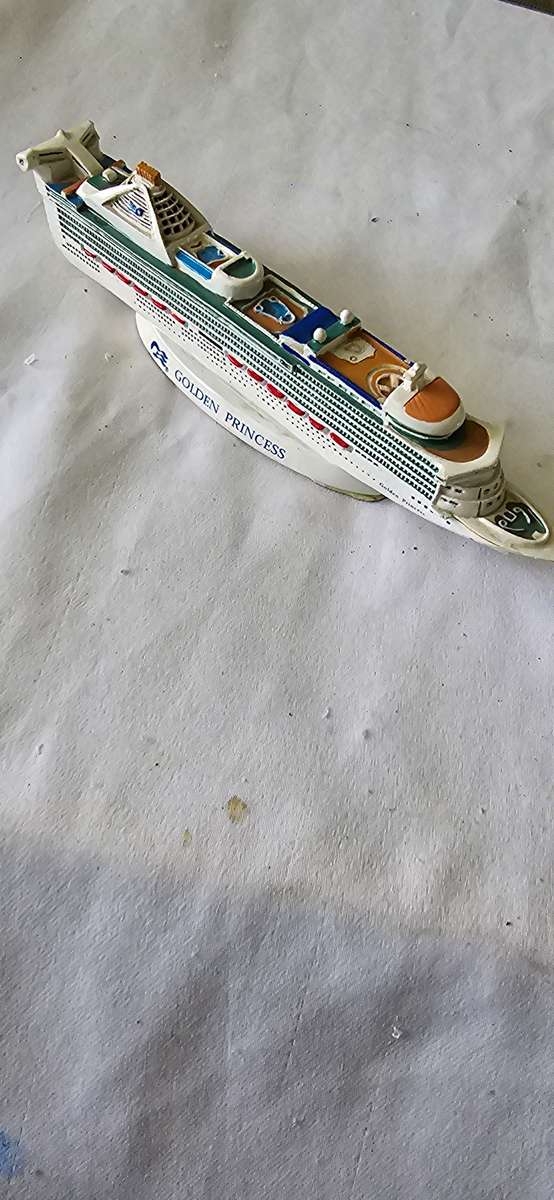 RESIN MODEL GOLDEN PRINCESS SHIP