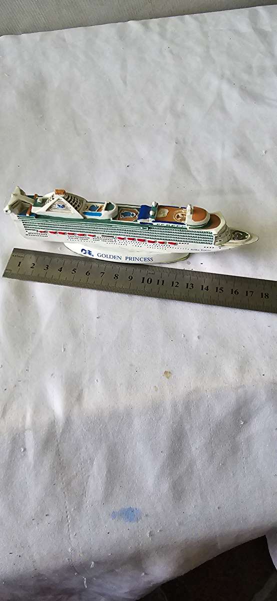 RESIN MODEL GOLDEN PRINCESS SHIP
