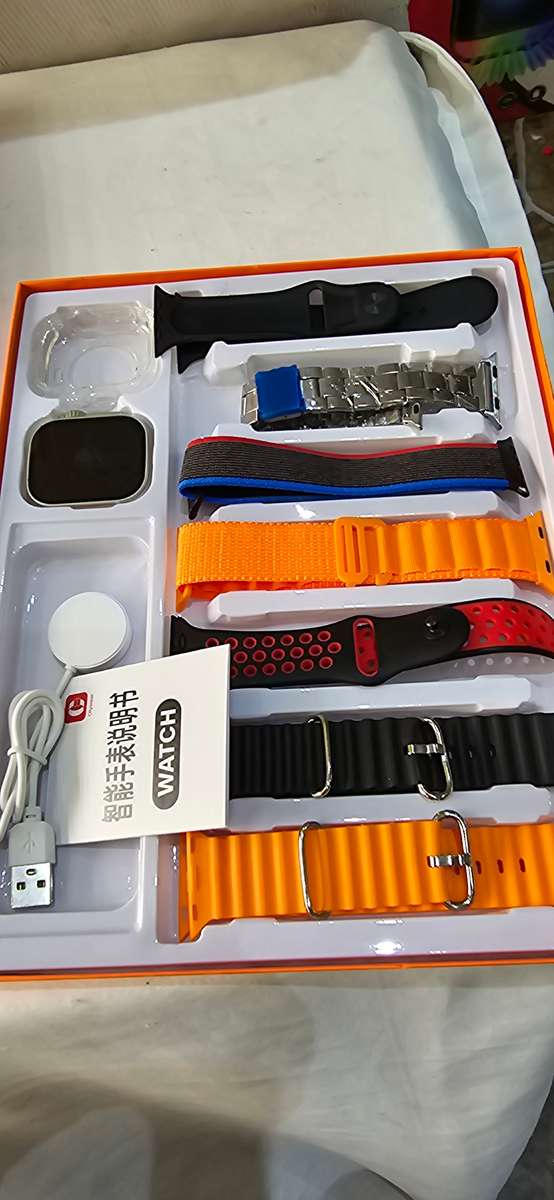 Smart watch with 7 changeable straps