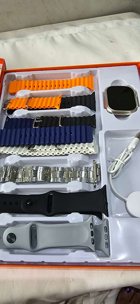 SMART WATCH WITH 8 CHANGEABLE STRAPS