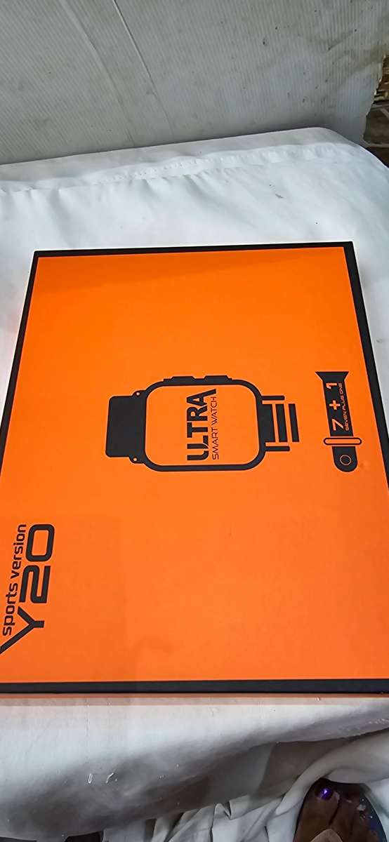 SMART WATCH WITH 8 CHANGEABLE STRAPS