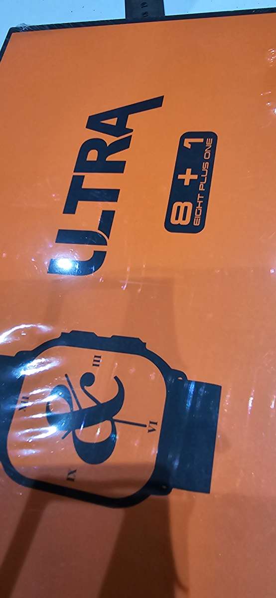 SMART WATCH WITH 8 CHANGEABLE STRAPS