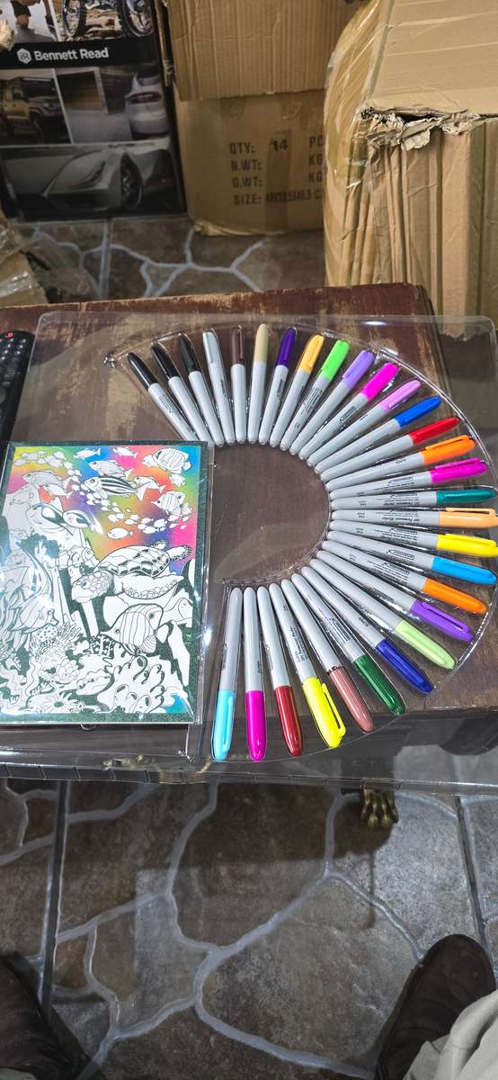 30 FINE POINT PERMANENT MARKERS WITH 4 PCS GLITTER POSTERS