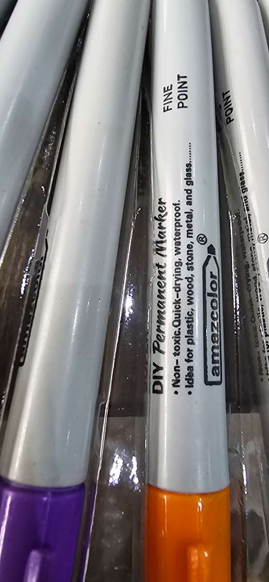 30 FINE POINT PERMANENT MARKERS WITH 4 PCS GLITTER POSTERS