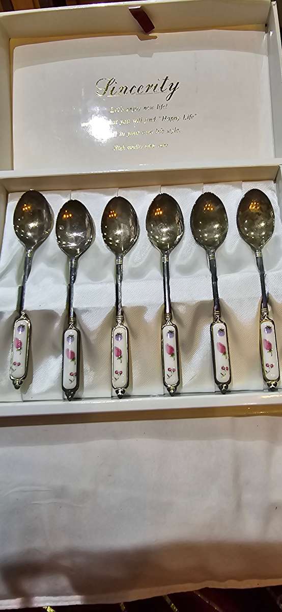 SET OF 6 PORCELAIN HANDLE SILVERPLATED TEASPOONS