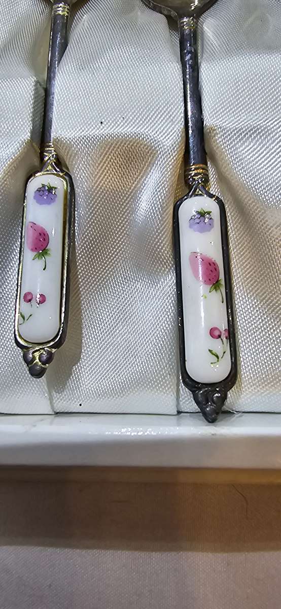 SET OF 6 PORCELAIN HANDLE SILVERPLATED TEASPOONS