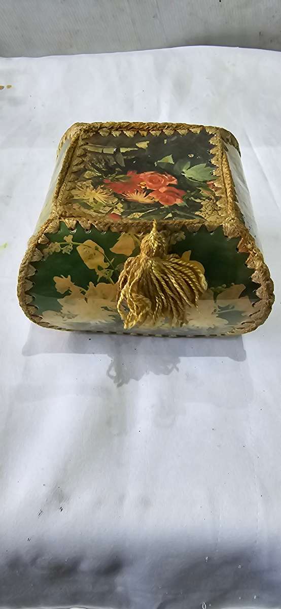 19TH CENTURY VICTORIAN ERA ANTIQUE SEWING OR DRESSER BOX(10 X 10 X 10CM)