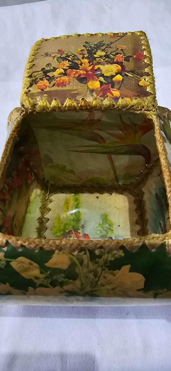 19TH CENTURY VICTORIAN ERA ANTIQUE SEWING OR DRESSER BOX(10 X 10 X 10CM)