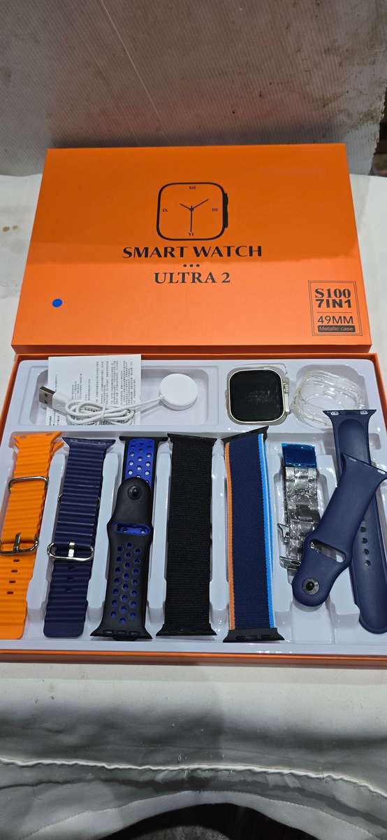 SMART WATCH WITH 7 CHANGEABLESTRAPS(METALLIC CASE)