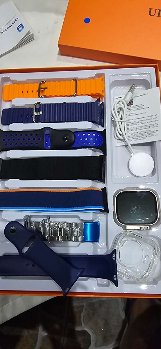 SMART WATCH WITH 7 CHANGEABLESTRAPS(METALLIC CASE)