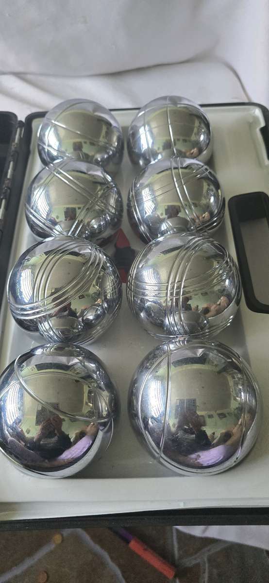 8 PIECE 90MM STEEL BALL(SPALDING BOCCE SET)WITH CARRY CASE