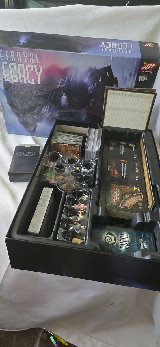 BETRAYAL LEGACY BOARD GAME WITH FIGURINES