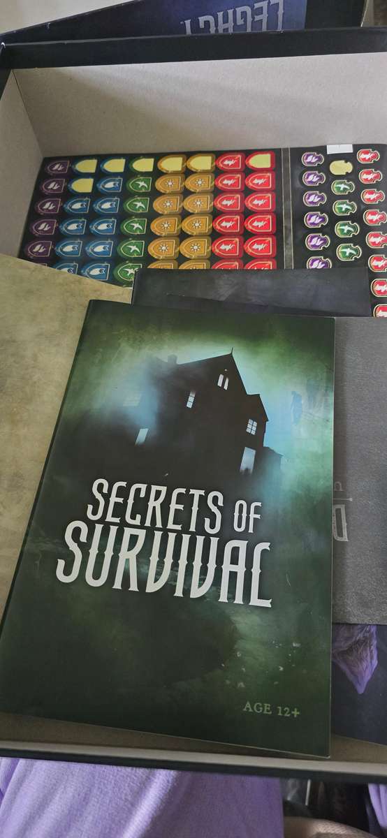 BETRAYAL LEGACY BOARD GAME WITH FIGURINES