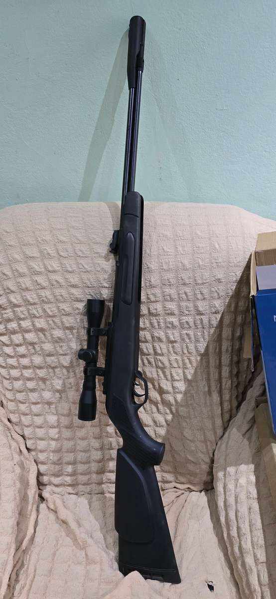 ORIGINAL GAMO RIFLE INCL.A 4 X 32 RIFLESCOPE(MINT CONDITION)