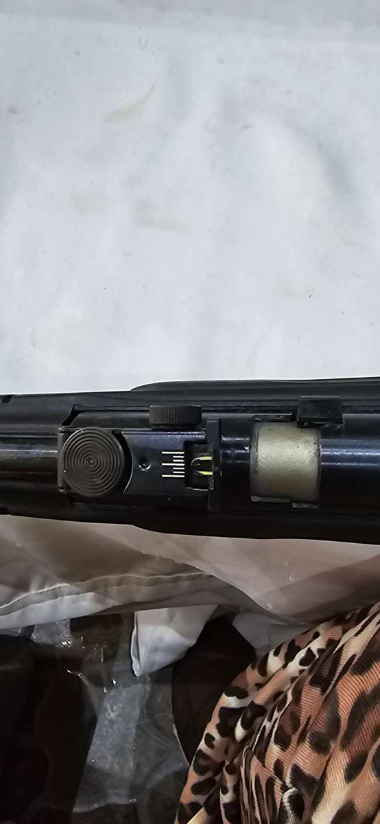 ORIGINAL GAMO RIFLE INCL.A 4 X 32 RIFLESCOPE(MINT CONDITION)