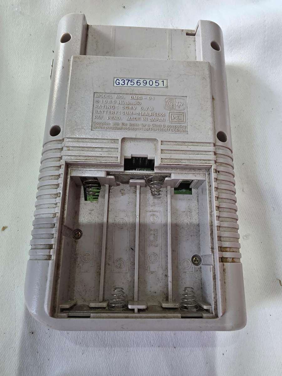 Rare Nintendo DMG-01 Original Game Boy with 10 Gameboy cartridges & cleaning kit