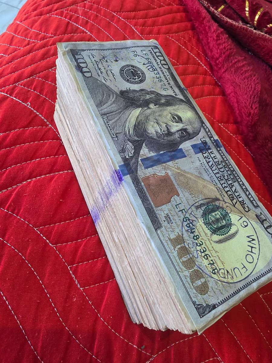 ONE HUNDRED DOLLAR NOTE STACK COMPRESSED IN CARDBOARD(MOST PROBABLY USED IN MOVIES AS REAL MONEY)