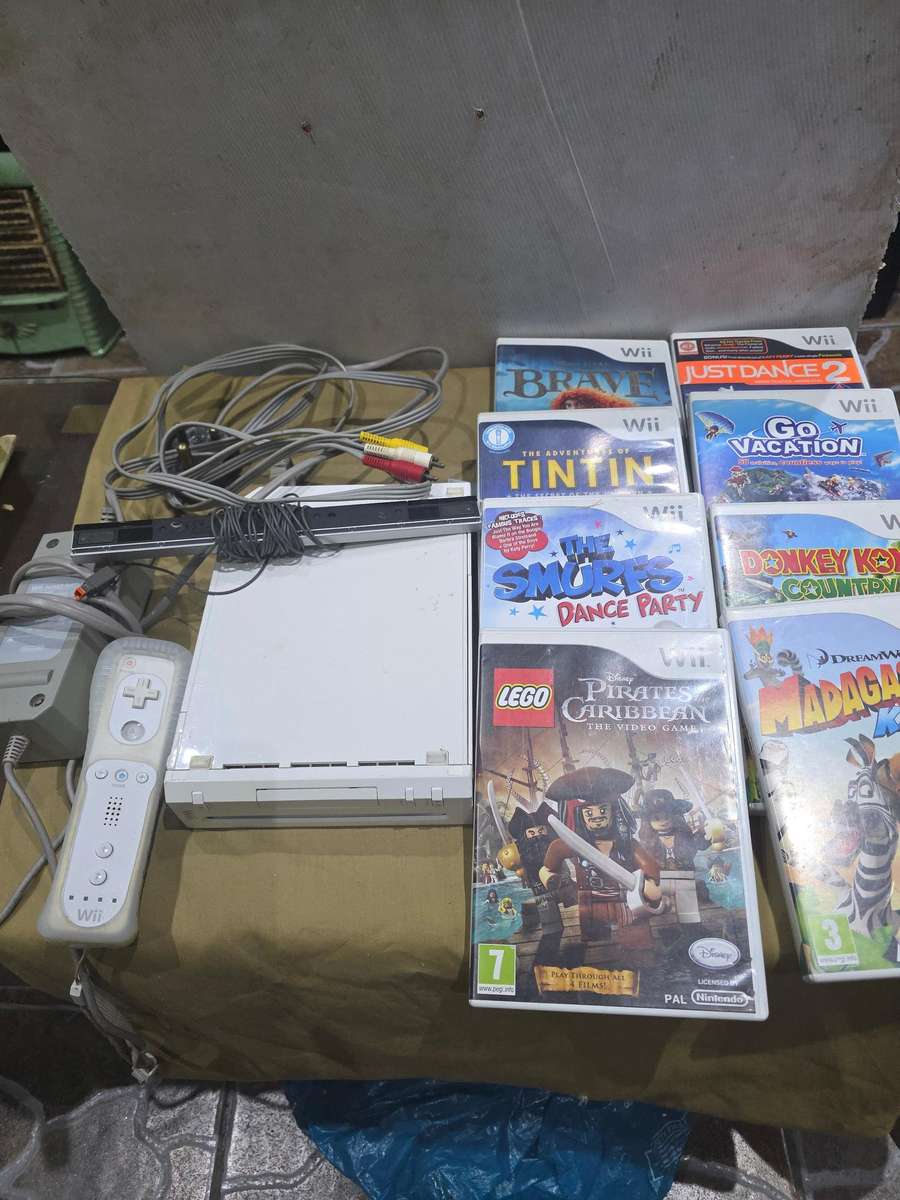 NINTENDO WII CONSOLE INCL.POWER SUPPLY, REMOTE ,8 GAME DISCS & ASSESCORIES
