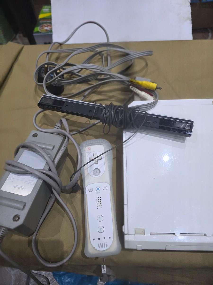 NINTENDO WII CONSOLE INCL.POWER SUPPLY, REMOTE ,8 GAME DISCS & ASSESCORIES