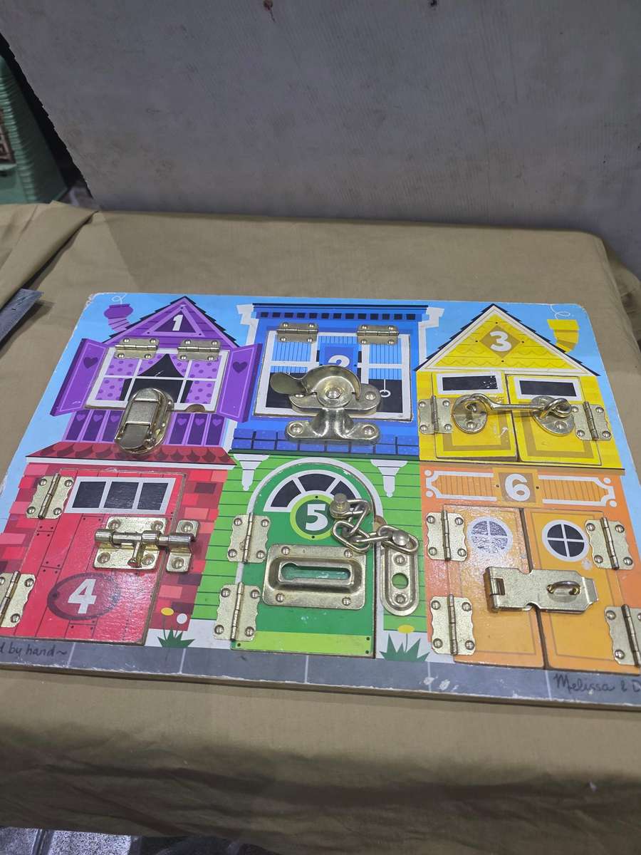 MELISSA & DOUG LATCH BOARD(40 x 30cm)