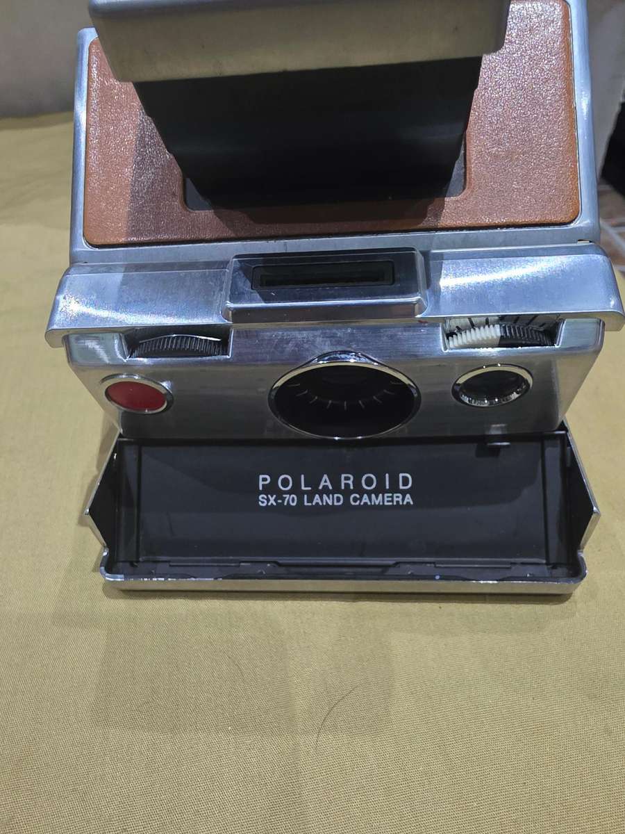 VINTAGE PALAROID SX-70 LAND CAMERA IN LEATHER CASE