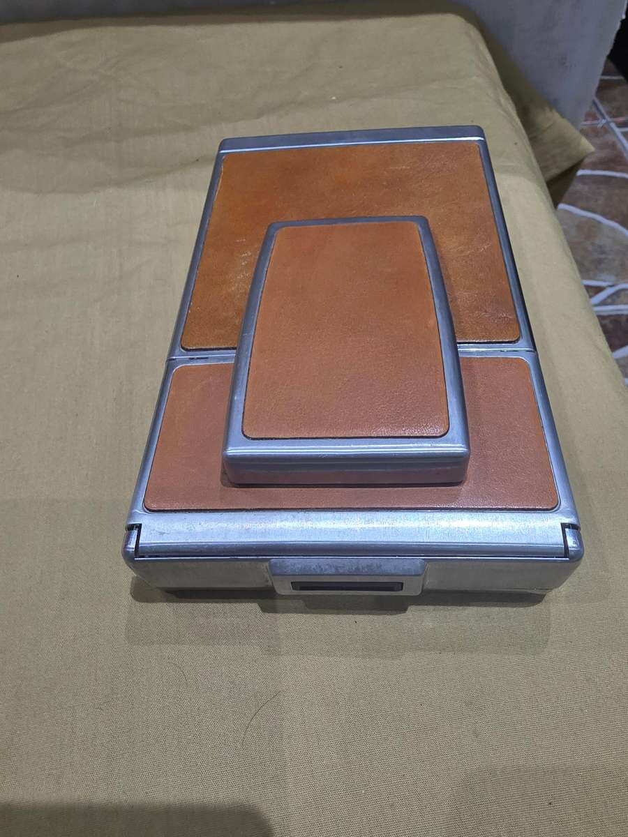 VINTAGE PALAROID SX-70 LAND CAMERA IN LEATHER CASE