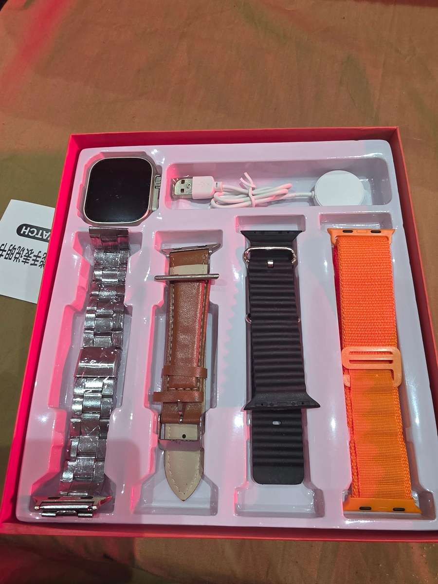 SMART WATCH WITH 4 CHANGEABLE STRAPS