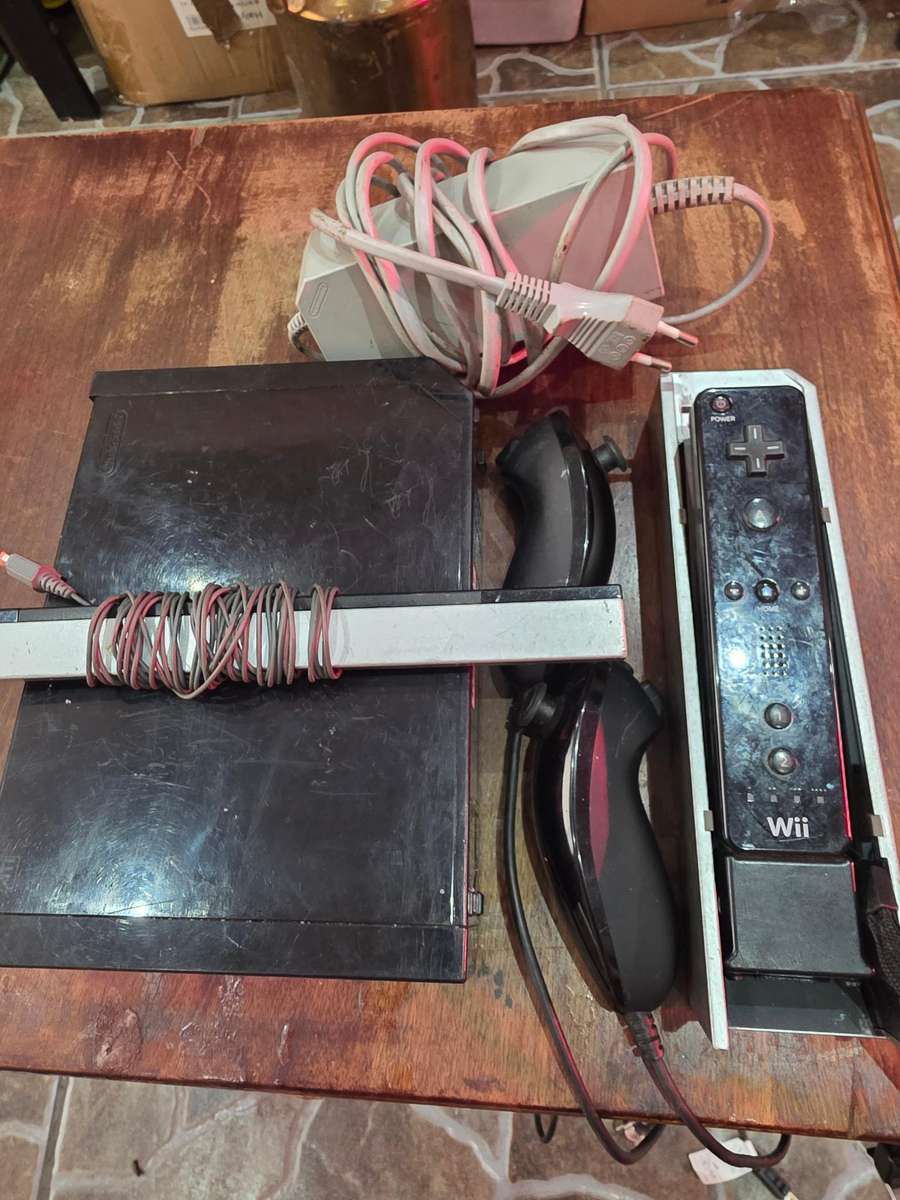 NINTENDO WII BLACK INCL. P.SUPPLY,2 NUNCHUK ADAPTERS, A REMOTE ,ETC..