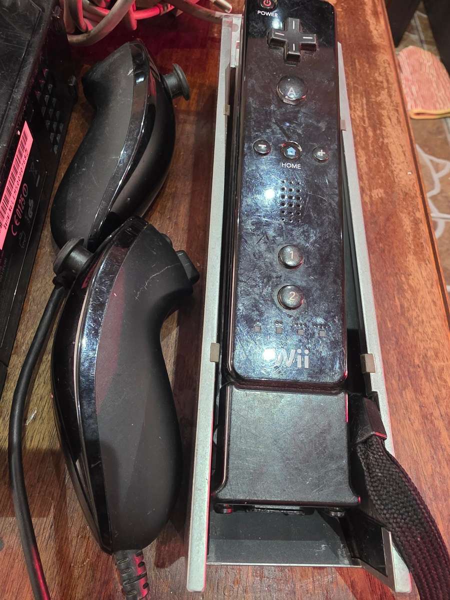 NINTENDO WII BLACK INCL. P.SUPPLY,2 NUNCHUK ADAPTERS, A REMOTE ,ETC..