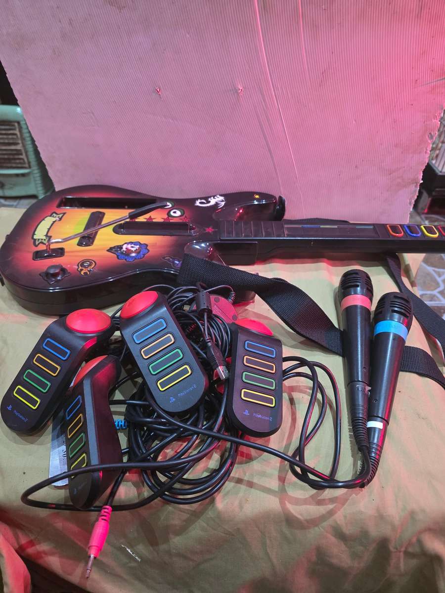 PLAYSTATION 2 GUITAR HERO PLUS 2 MICROPHONES AND 4 REMOTES