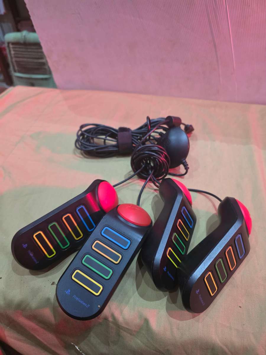 PLAYSTATION 2 GUITAR HERO PLUS 2 MICROPHONES AND 4 REMOTES