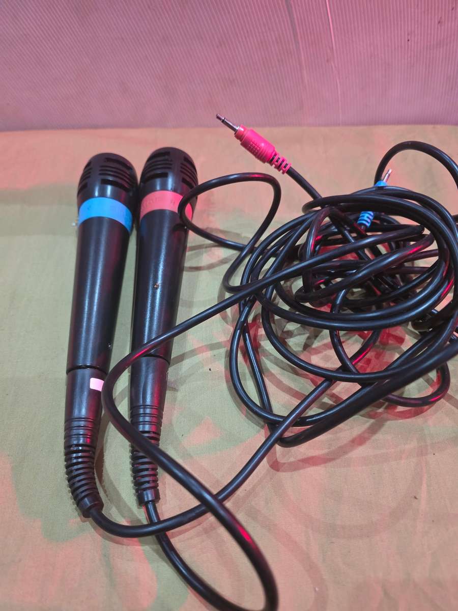 PLAYSTATION 2 GUITAR HERO PLUS 2 MICROPHONES AND 4 REMOTES