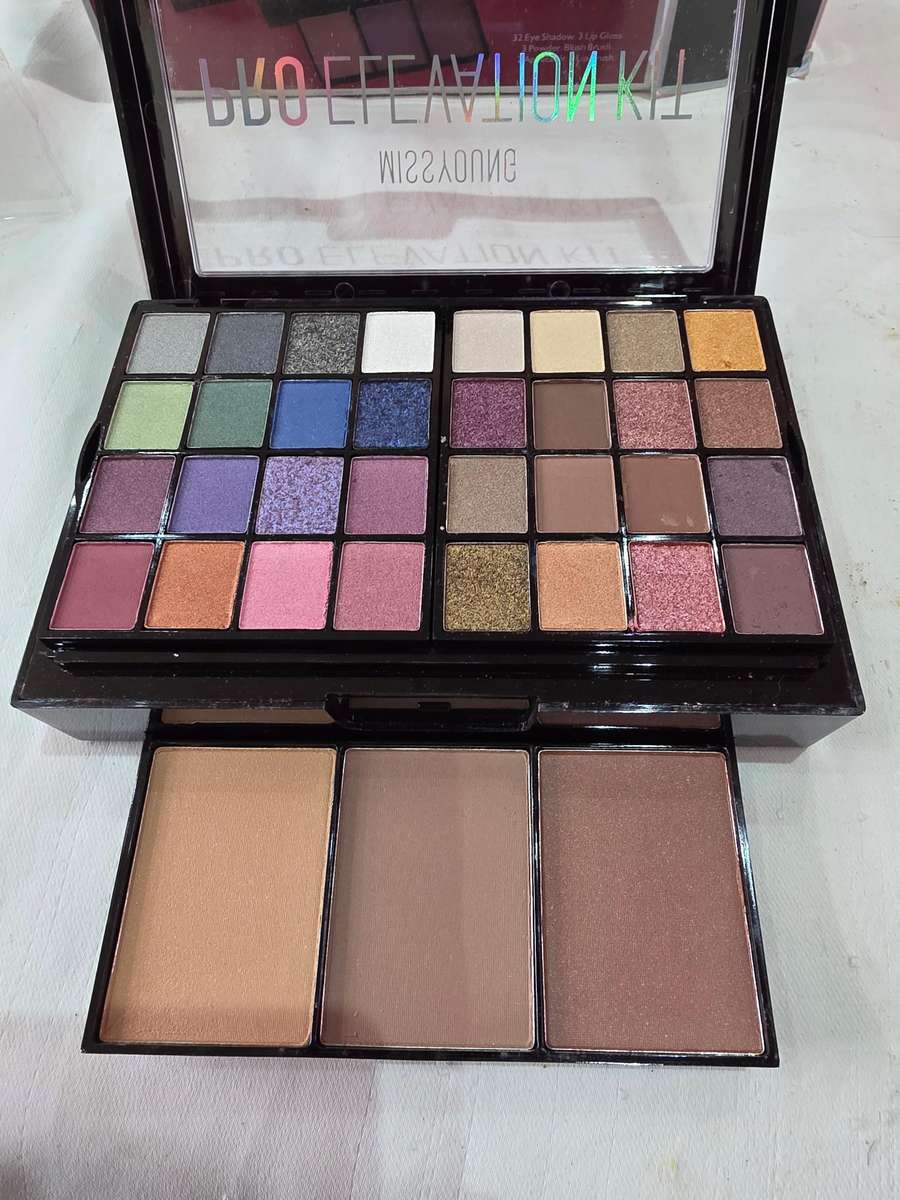 MISS YOUNG MAKEUP KIT