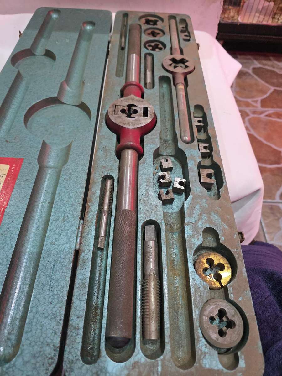 VINTAGE GREENFIELD TAP AND DIE SET( HOLLAND)70CM LENGTH BOX