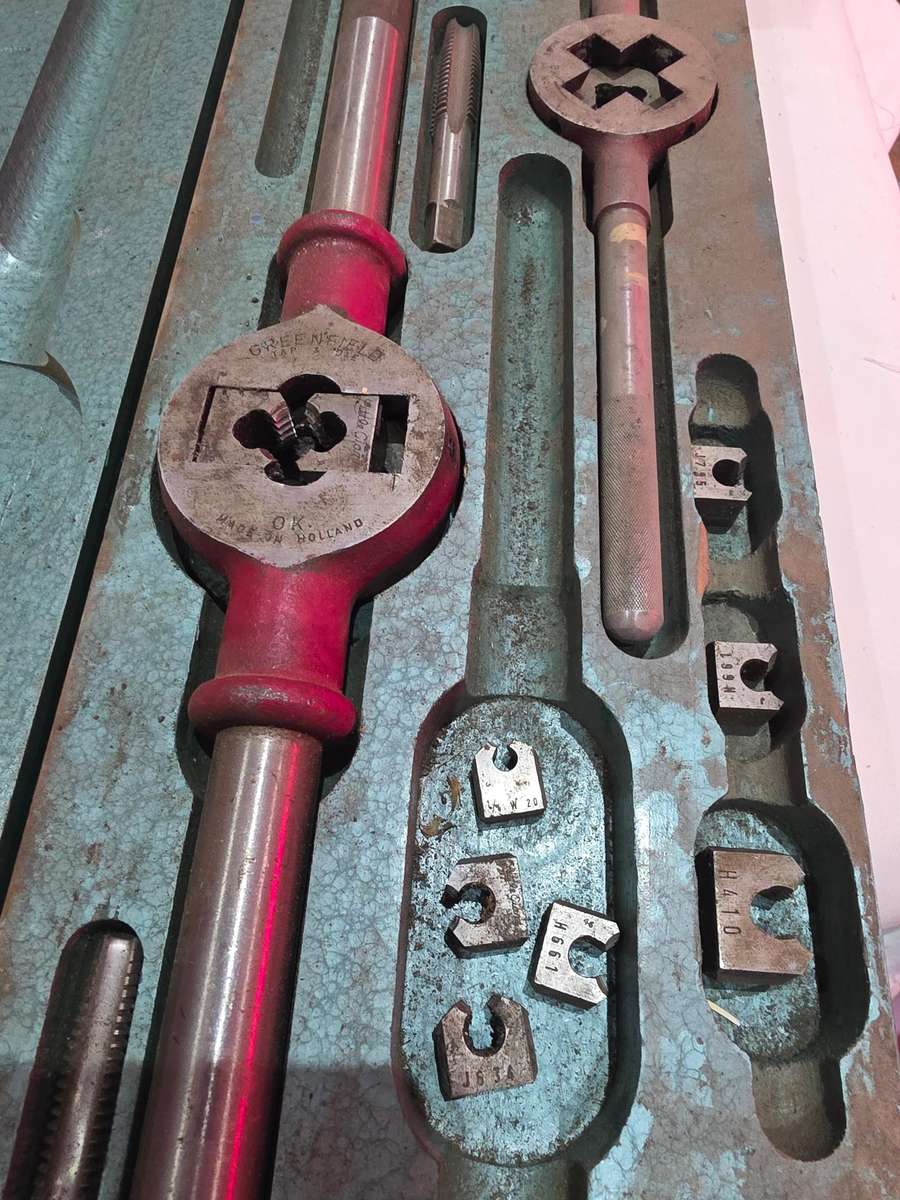 VINTAGE GREENFIELD TAP AND DIE SET( HOLLAND)70CM LENGTH BOX